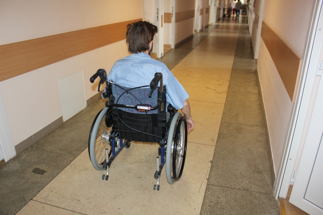 Nušalęs kojas vyras išmoko valdyti neįgaliojo vežimėlį