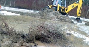 Vandens apsemtas ir paplautas kelias tapo neišvažiuojamas. A.Mekšėno nuotr.