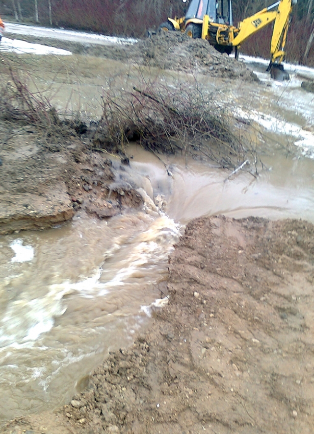 Vandens apsemtas ir paplautas kelias tapo neišvažiuojamas. A.Mekšėno nuotr. Vandens apsemtas ir paplautas kelias tapo neišvažiuojamas. A.Mekšėno nuotr.