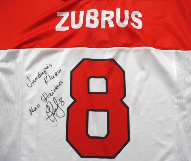 Čempionato relikvija – juodupėnams dovanoti rinktinės kapitono Dainiaus Zubraus marškinėliai. Juodupės ledo ritulio klubo nuotr.