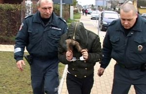 Teismas leido suimti kraupia žmogžudyste įtariamus nepilnamečius Į Rokiškio apylinkės teismą atvesdinta 15-metė rokiškietė