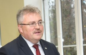 Maištas Panevėžio kolegijoje Panevėžio kolegijos direktorius Egidijus Žukauskas: "Su profsąjungom kolegijos taryba buvo susitikusi tris kartus ir aiškinosi pokyčių esmę."