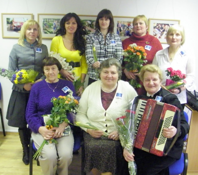 Gimusios po Žuvų ženklu: Saulė Kazinavičienė (stovi iš kairės)