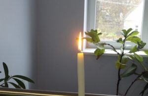 Rokiškio socialinės paramos centre šiandien dega žvakelė