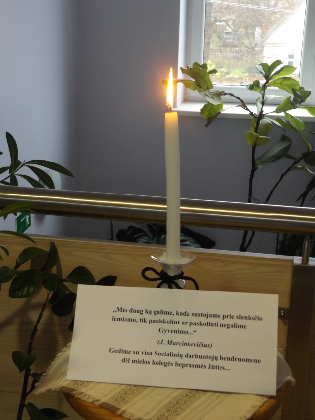 Rokiškio socialinės paramos centre šiandien dega žvakelė