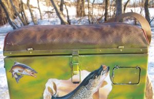 Dekoruota žvejybinė dėžė šviečia iš tolo Įspūdinga žvejo skrynia.