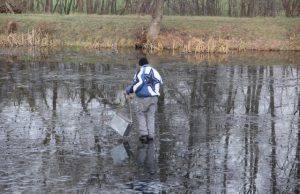 Žvejas be baimės vaikščiojo ant plono ledo. D. Zibolienės nuotr.