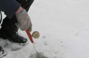 Šaltis: vargas senukams ir vairuotojams, džiaugsmas žvejams Ar verta rizikuoti dėl tokio laimikio?