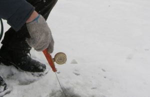 Ledas jau aptraukė vandens telkinius, tačiau – būkite atsargūs Poledinės žūklės išsiilgę žvejai skuba išbandyti pirmąjį leda.