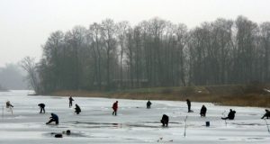 Poledinės žūklės aistruoliai pavojų nesibaimina. D.Zibolienės nuotr.
