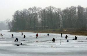 Poledinės žūklės aistruoliai pavojų nesibaimina. D.Zibolienės nuotr.