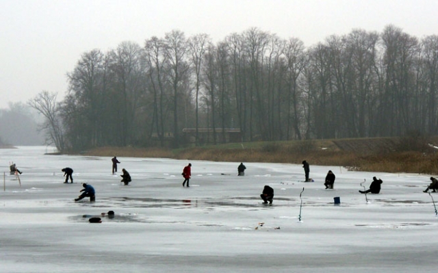 Poledinės žūklės aistruoliai pavojų nesibaimina. D.Zibolienės nuotr.