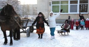 Arklys Marsas ir lopšelio-darželio „Varpelis“ vaikai su auklėtojomis M.Traškinaite (iš kairės)