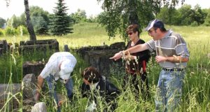 Svečiams iš Pietų Afrikos kelią prie paminklų užžėlė aukšta žolė. D.Zibolienės nuotr.