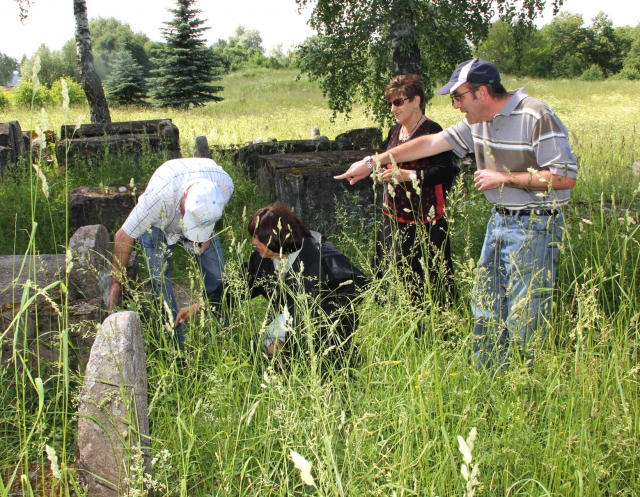 Svečiams iš Pietų Afrikos kelią prie paminklų užžėlė aukšta žolė. D.Zibolienės nuotr.