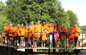 Geriausių rašinių autoriams – žygis Juodąja Ančia „Gimtojo Rokiškio“ iniciatyva suburti žygeiviai įsiamžino bendroje nuotraukoje. A.Kuolo nuotr.